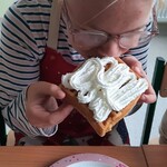 Uczennica je gofra z bitą śmietaną.