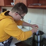 Uczeń wkłada gruszkę do garnka.