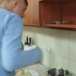 Uczeń wyjmuje ugotowane gruszki z garnka