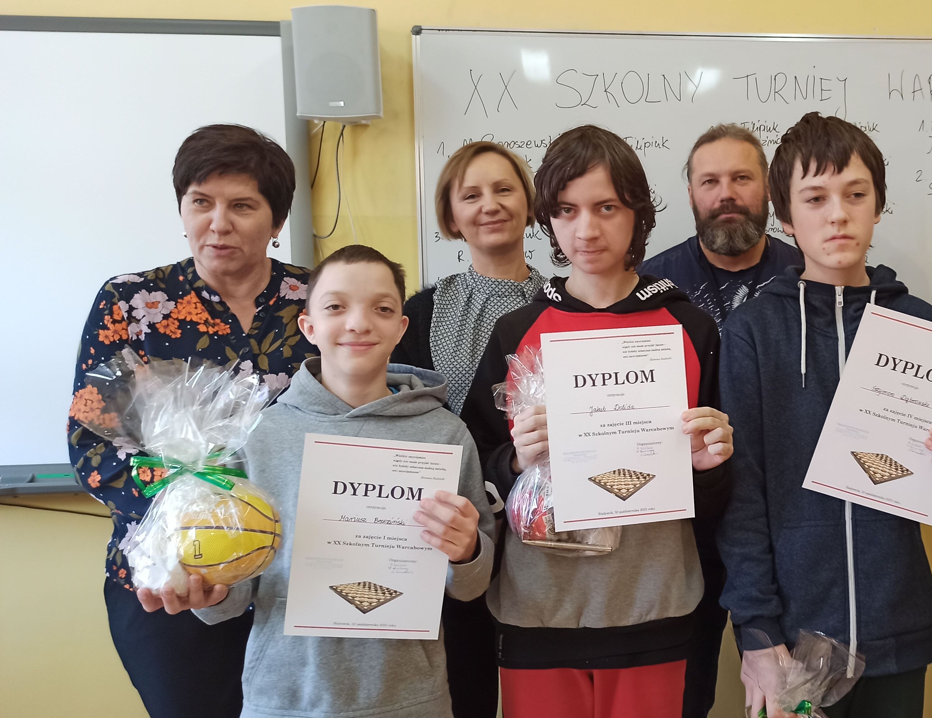 Nauczyciele i uczniowie uczestniczący w konkursie.