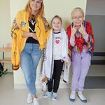 Opiekunka i dwoje uczniów w strojach Masajów.