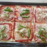 Pizza gotowa do pieczenia.
