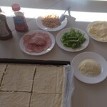 Produkty spożywcze do wykonania pizzy.
