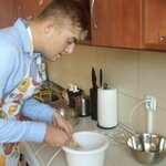 Uczeń wsypuje budyń do miski.