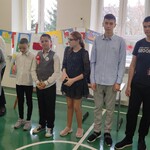Uczniowie biorący udział w konkursie plastycznym.