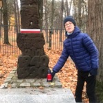 Uczeń stawia znicz na grobie nieznanego żołnierza.