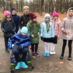 Nauczycielka i grupa uczniów w parku.