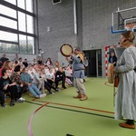 Społeczność szkolna ogląda występ zespołu 