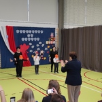Uczniowie klas pierwszych w trakcie występu.