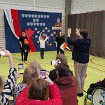 Uczniowie klas pierwszych w trakcie występu.