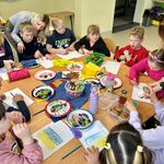 Uczniowie kolorują flagi Polski i Ukrainy.