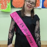 Jubilatka z różową szarfą z napisem 18 urodziny.