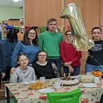 Nauczycielka i grupa uczniów pozują do wspólnego zdjęcia z jubilatką.
