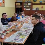 Uczestnicy warsztatów z gliny.