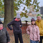 Czwórka uczniów ( 3 dziewczynki, jeden chłopiec) stoją pod drzewem.