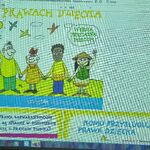 Tematyczny slajd wyświetlany na tablicy interaktywnej.