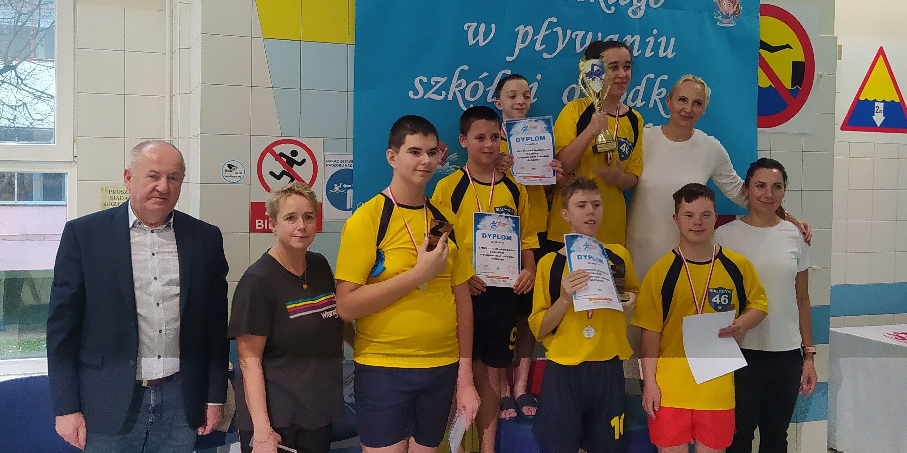 Zawodnicy reprezentujący naszą szkołę nauczycielki oraz organizatorzy zawodów pływackich.