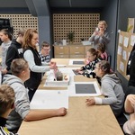 Grupa uczniów  podczas zajęć w Centrum Nauki w Białymstoku.