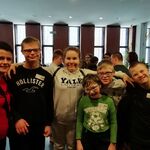 Grupa uczniów oczekuje na koncert mikołajkowy,