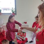 Uczennica odbiera prezent od pani.