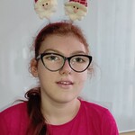 Uczennica w opasce mikołajkowej na głowie