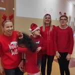 Uczennice z prezentem od Mikołaja