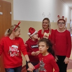Panie i uczennice na szkolnym korytarzu.