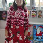 Uczennica w mikołajkowym stroju  w pracowni plastycznej.