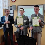 Pan profesor i laureaci pierwszego miejsca.