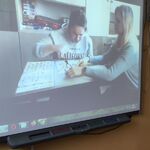 Slajd wyświetlany na tablicy interaktywnej. Uczennica czyta z pomocą nauczycielki.