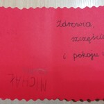 Rozłożona kartka z życzeniami wpisanymi przez ucznia.