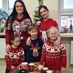 Panie i dzieci w świątecznych sweterkach.