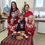 Uczniowie i wychowawczyni w świątecznych sweterkach.