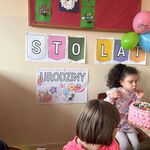 Uczennica zdmuchuje świeczkę na torcie.