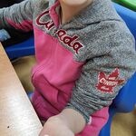 Uczennica pokazuje na dłoni zawieszkę zapachową.