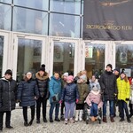 Grupa uczniów stoi przed budynkiem Opery.