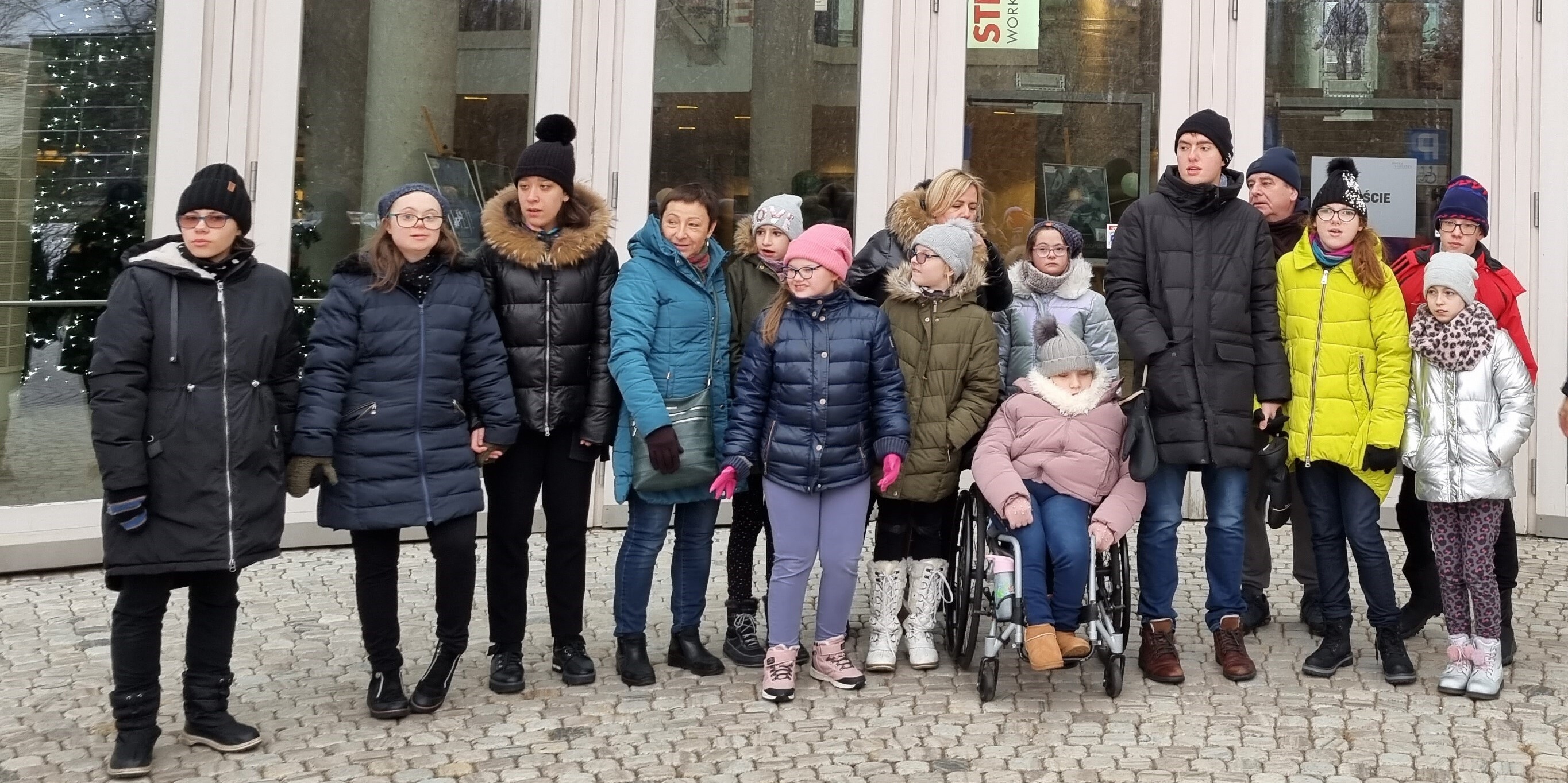 Grupa uczniów stoi przed budynkiem Opery.