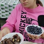 Uczennica z miseczkami ulubionymi przysmakami.