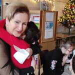 Uczennica składa życzenia wychowawczyni.