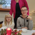 Dwójka uczniów z wychowawczynią.
