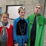 Trzech uczniów w strojach króli.