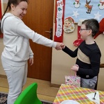 Koleżanka składa koledze życzenia.