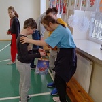 Uczennica składa życzenia koledze.