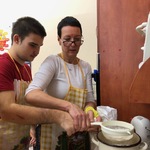 Uczeń z pomocą nauczycielki korzysta z sitka.