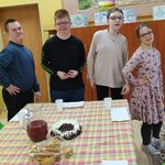 Czwórka uczyni stoi przy stole.