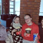 Czwórka uczniów czeka na seans filmowy.