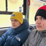 Uczniowie jadą autobusem.