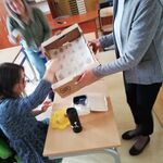 Pani Wicedyrektor częstuje uczniów pączkami.