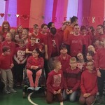 Społeczność szkolna biorąca udział w szkolnych WALENTYNKACH.