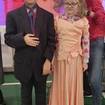Uczeń i uczennica w przebraniu.